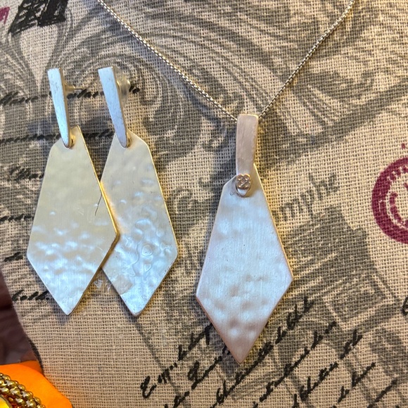 Big Divorce Sale Kendra Scott-Elegant Silver Pendant and Earring Set - Picture 1 of 10